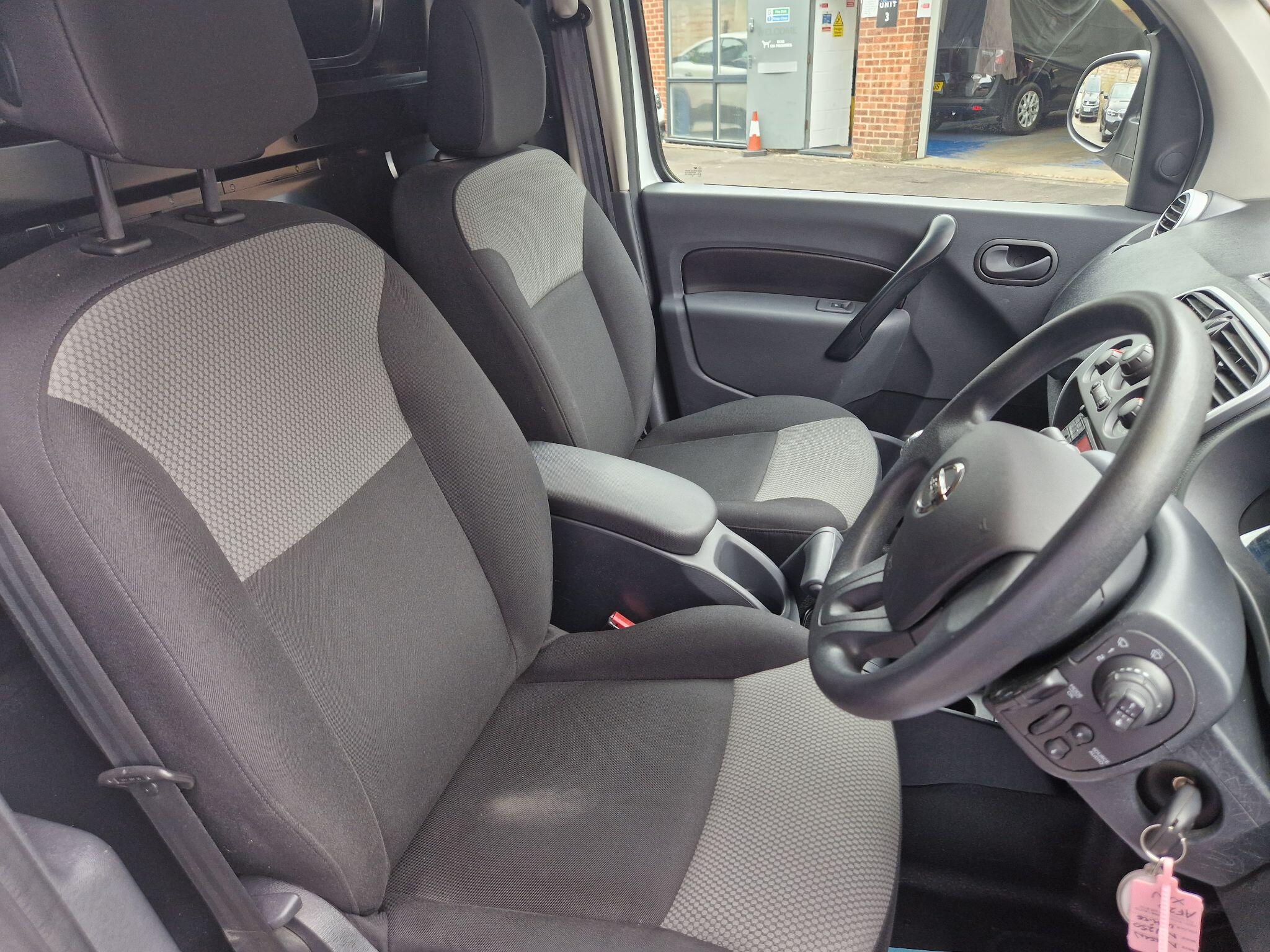 Nissan NV250 image 8